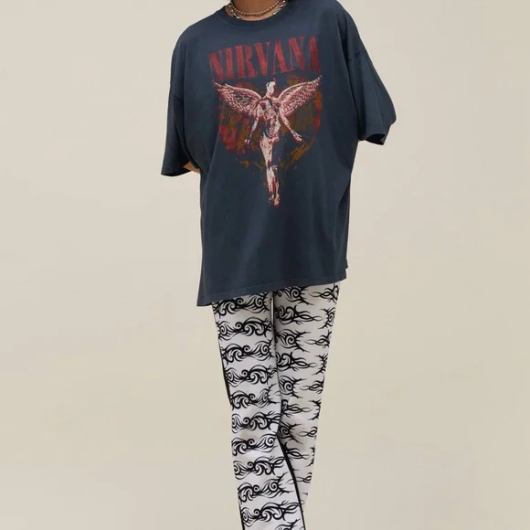 Daydreamer Nirvana Trippy Heart Tee - Picture 4 of 4